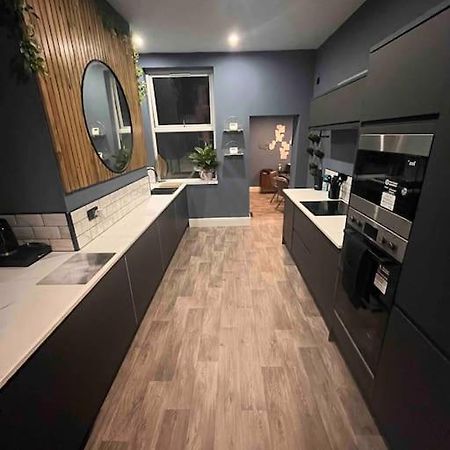 Modern 5 Bedroom Terraced Luxurious House 콜윈베이 외부 사진