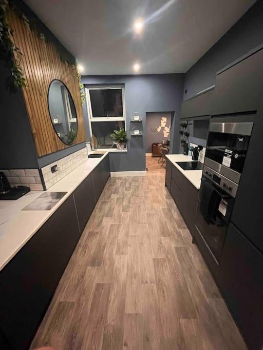 Modern 5 Bedroom Terraced Luxurious House 콜윈베이 외부 사진