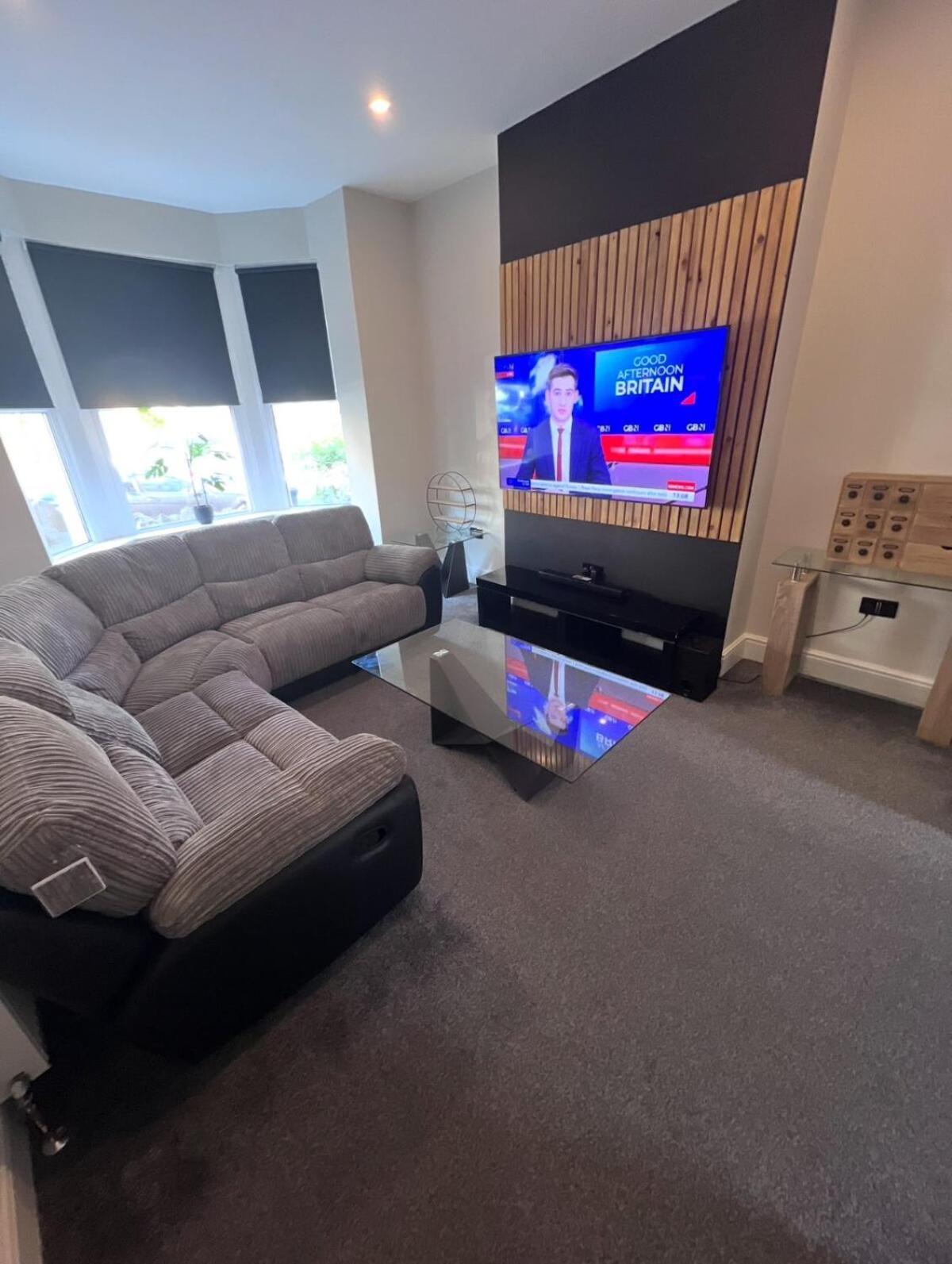 Modern 5 Bedroom Terraced Luxurious House 콜윈베이 외부 사진